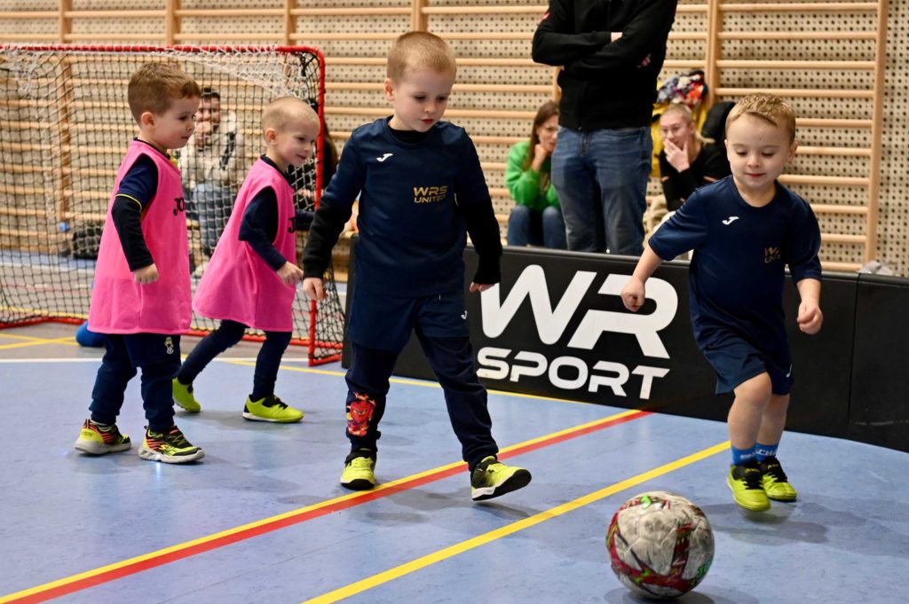 mlodzi-w-futbolu-wrsz5