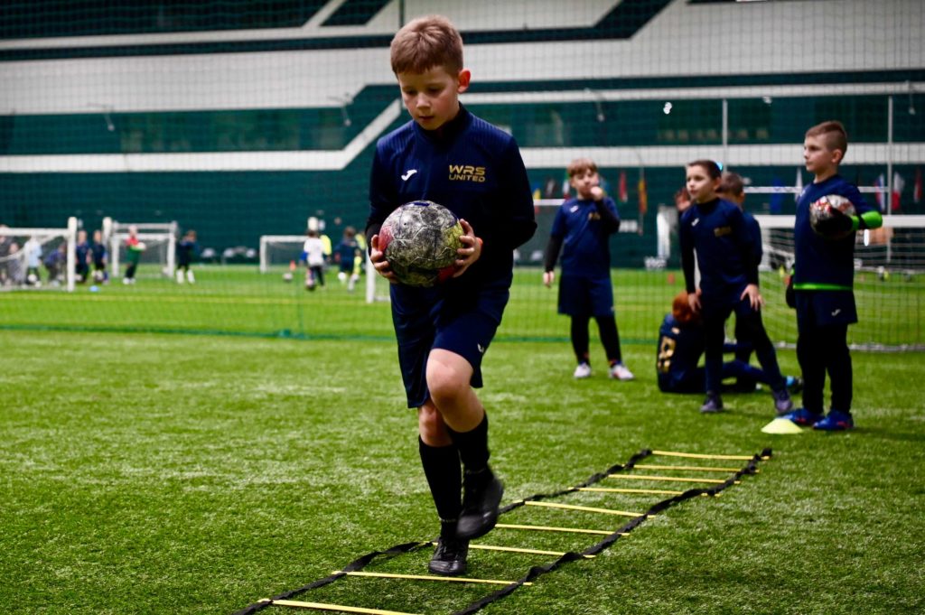 mlodzi-w-futbolu-wrsz6