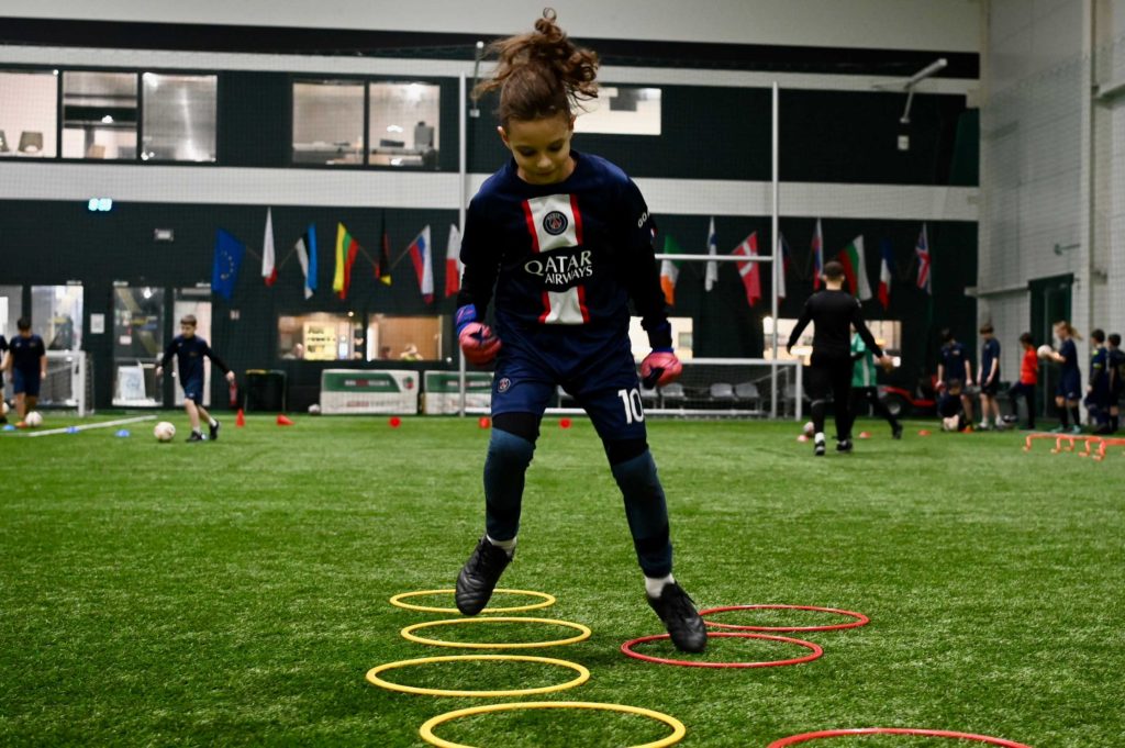 mlodzi-w-futbolu-wrsz8